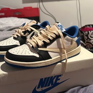 Travis Scott Jordan one lows. OFFER ME 680 NOT FINAL PRICE